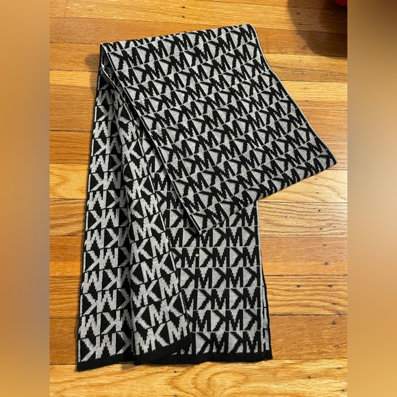 Michael Kors Reversible Scarf - Picture 2 of 5